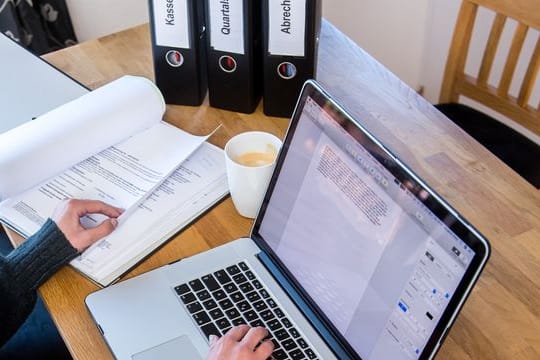 Bequem erstellen und absenden: Einige Menschen nutzen inzwischen das Online-Finanzamt Elster für die Steuererklärung. Bequem erstellen und absenden: Einige Menschen nutzen inzwischen das Online-Finanzamt Elster für die Steuererklärung.