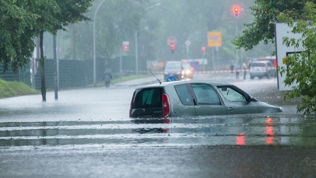 Land unter: Wenn Autos so tief unter Wasser gestanden haben, sind schwerste Schäden zu erwarten.