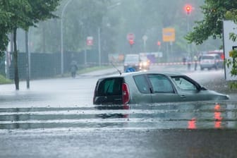 Land unter: Wenn Autos so tief unter Wasser gestanden haben, sind schwerste Schäden zu erwarten.