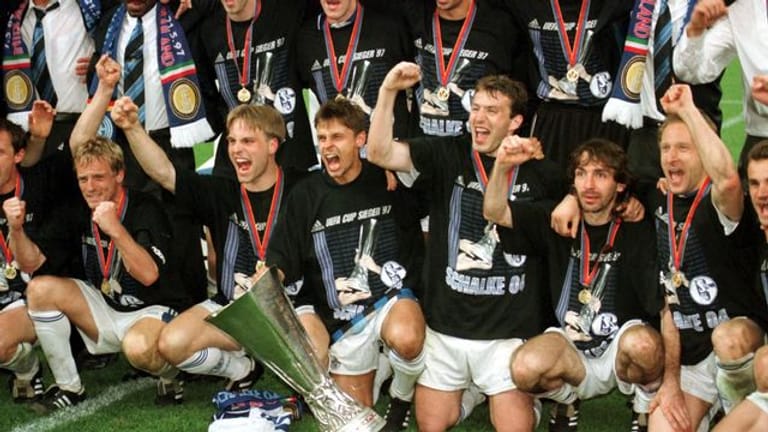 Sensation in San Siro: Der FC Schalke 04 holte 1997 gegen Inter Mailand den Pott.