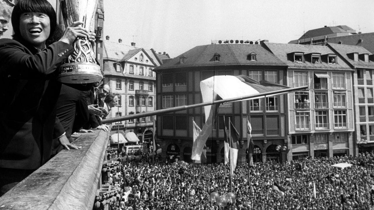 Feierstimmung auf dem Frankfurter Römer: Bum Kun Cha (l) feiert mit den Eintracht-Fans den UEFA-Pokal.