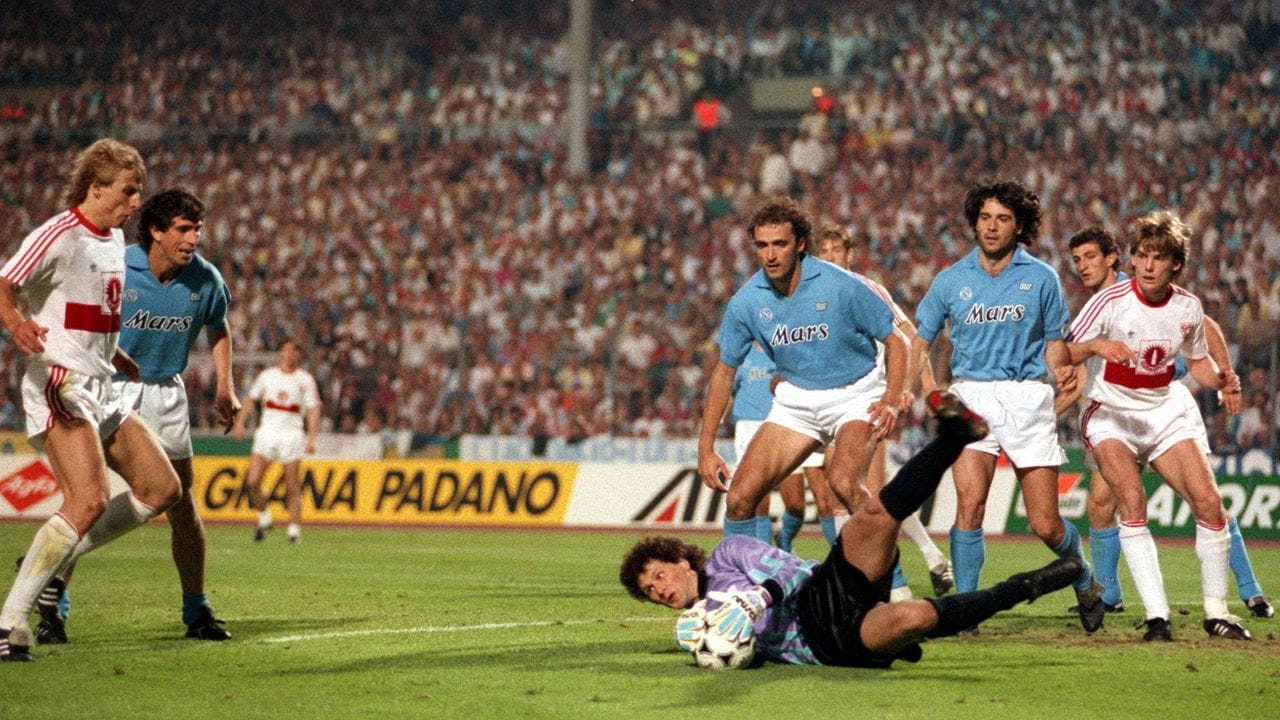 Jürgen Klinsmann (l) musste sich 1989 mit dem VfB Stuttgart dem SSC Neapel geschlagen geben.