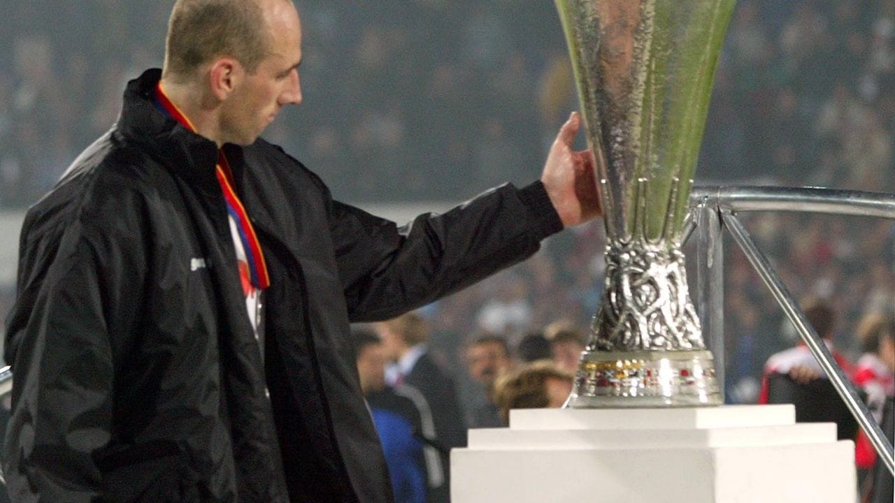 Musste sich 2002 mit Borussia Dortmund im Endspiel Feyenoord Rotterdam geschlagen geben Jan Koller.