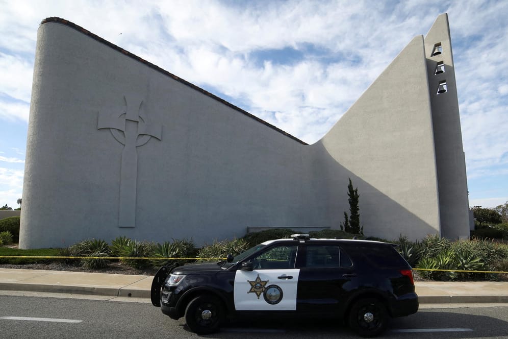 Ort des Angriffs in Laguna Woods in Kalifornien: Der mutmaßliche Schütze hatte die Türen zur Kirche von innen gesichert.