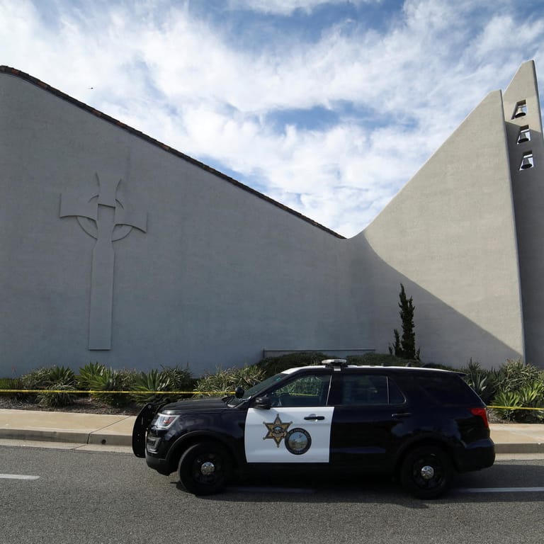 Ort des Angriffs in Laguna Woods in Kalifornien: Der mutmaßliche Schütze hatte die Türen zur Kirche von innen gesichert.