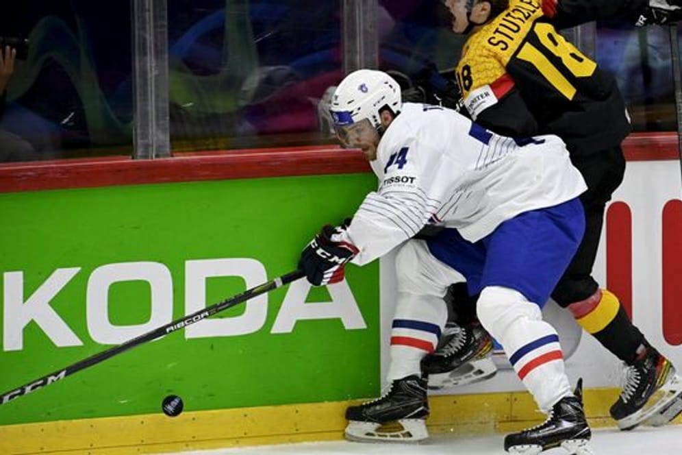 NHL-Profi Tim Stützle (r) verletzte sich gegen Frankreich.