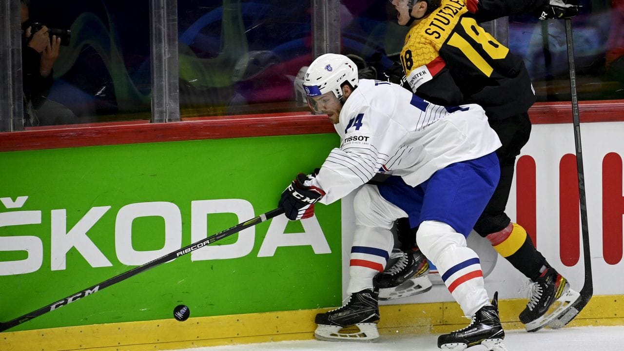 NHL-Profi Tim Stützle (r) verletzte sich gegen Frankreich. NHL-Profi Tim Stützle (r) verletzte sich gegen Frankreich.