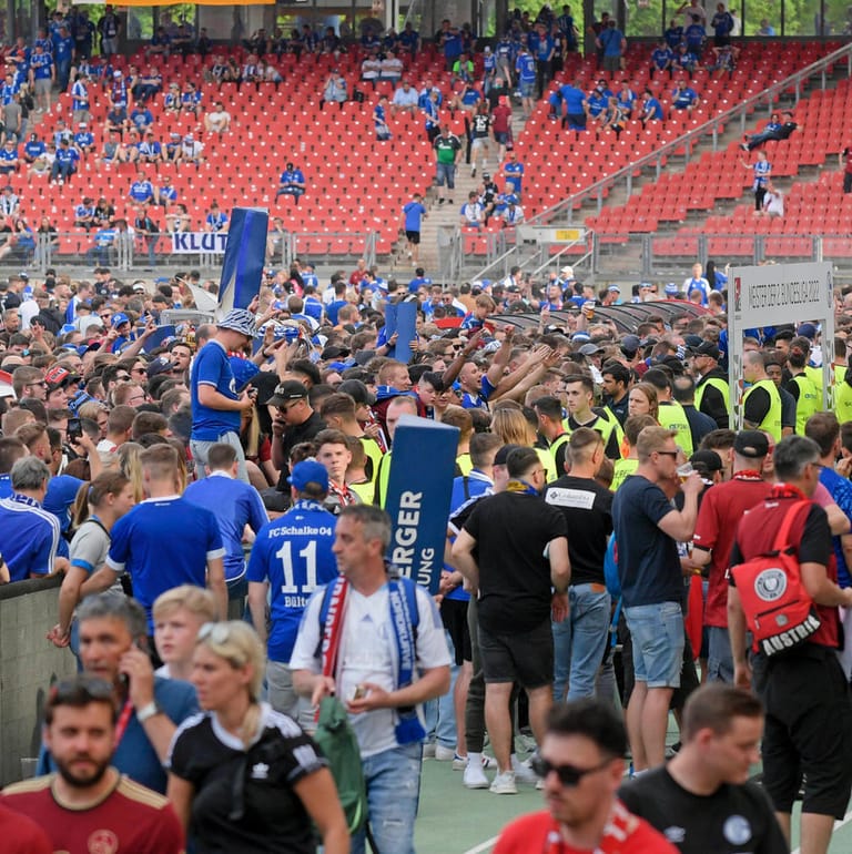 Aufstiegsfeier: Das Spiel zwischen Nürnberg und Schalke endete mit tausenden Fans auf dem Spielfeld.