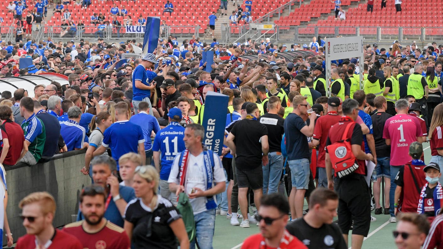 Aufstiegsfeier: Das Spiel zwischen Nürnberg und Schalke endete mit tausenden Fans auf dem Spielfeld.