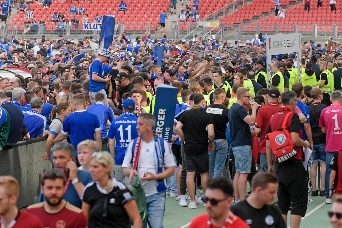 Aufstiegsfeier: Das Spiel zwischen Nürnberg und Schalke endete mit tausenden Fans auf dem Spielfeld.