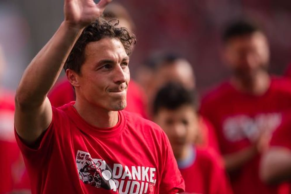 Leverkusens Julian Baumgartlinger will seine Karriere fortsetzen.