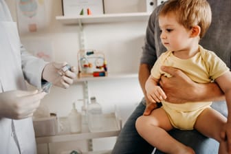 Ein Kleinkind bekommt eine Impfung verabreicht.