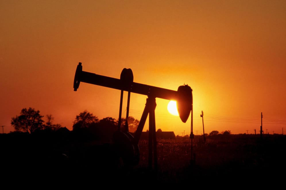 Ölpumpe (Symbolbild): Das Zögern der EU bei einem Ölembargo lässt die Preise an den Märkten wieder fallen.