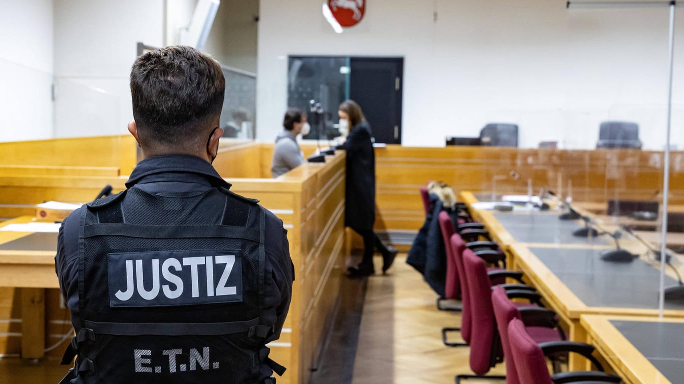 Justizbeamter im Landgericht Hannover (Symbolbild): Ursprünglich war den Männern Mord vorgeworfen worden.