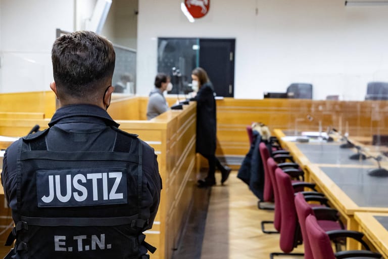 Justizbeamter im Landgericht Hannover (Symbolbild): Ursprünglich war den Männern Mord vorgeworfen worden.