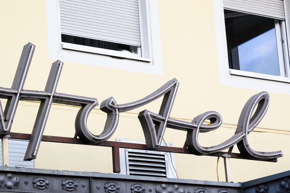Schriftzug eines Hotels: Viele Städte verlangen von Übernachtungsgästen eine Bettensteuer. (Symbolbild)
