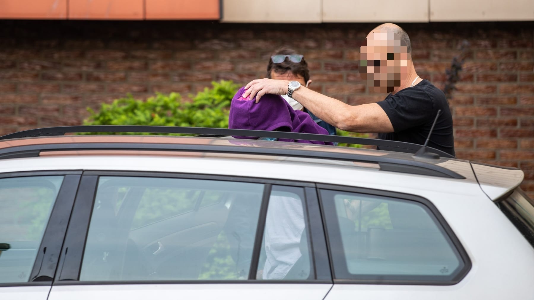 Der junge Mann wird abgeführt: Bei der Durchsuchung wurden Waffen gefunden.