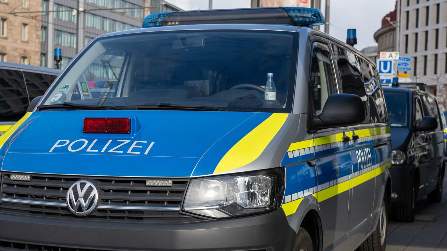 Polizeiwagen (Symbolbild): Die Polizei hat die Vermisstensuche im Fall eines Mädchens widerrufen. Polizeiwagen (Symbolbild): Die Polizei hat die Vermisstensuche im Fall eines Mädchens widerrufen.