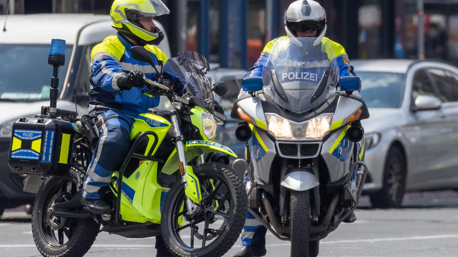 Polizeiobermeister Koumantzias (l) auf dem Elektromotorrad: In Nürnberg läuft ein erster Test.