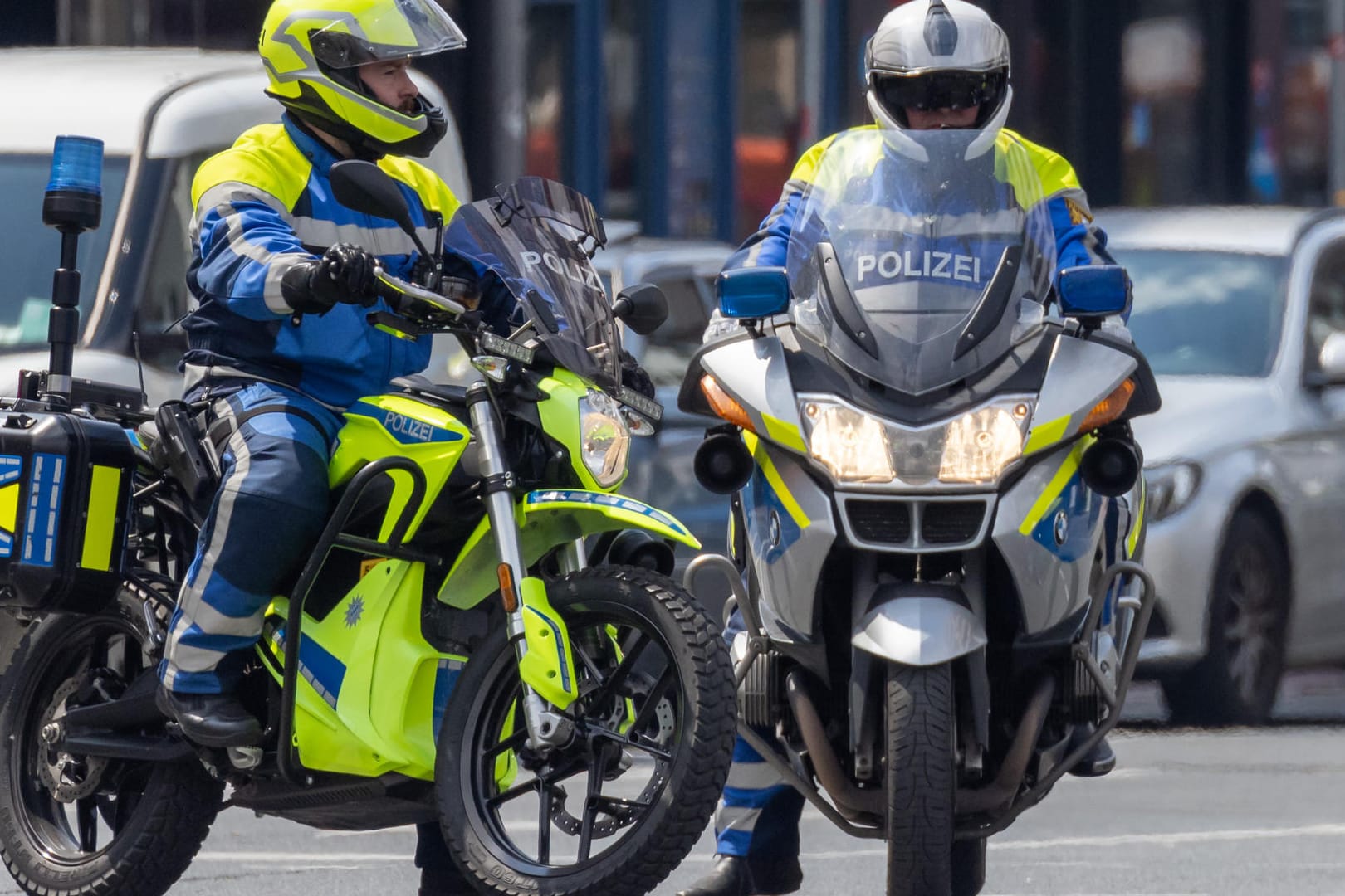 Polizeiobermeister Koumantzias (l) auf dem Elektromotorrad: In Nürnberg läuft ein erster Test.