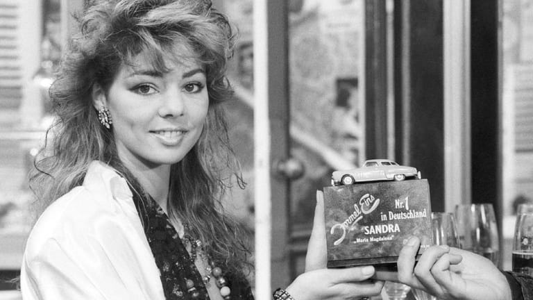 1985: Sandra nimmt ihre Auszeichnung zur "Nr. 1 in Deutschland" entgegen.