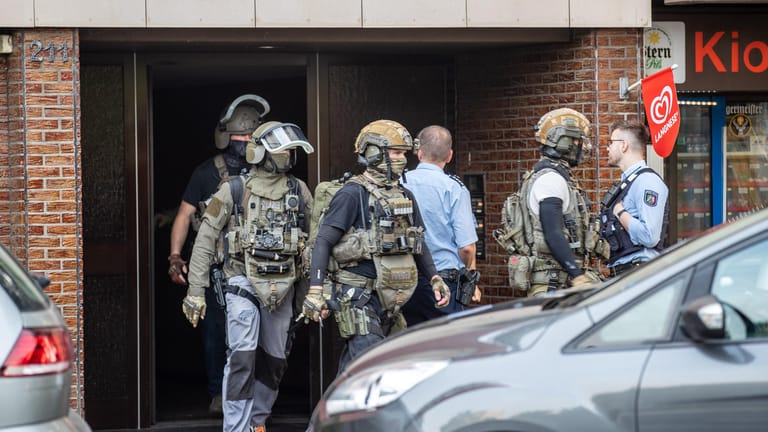 SEK-Beamte vor dem Haus: In der Wohnung seien Waffen gefunden worden.