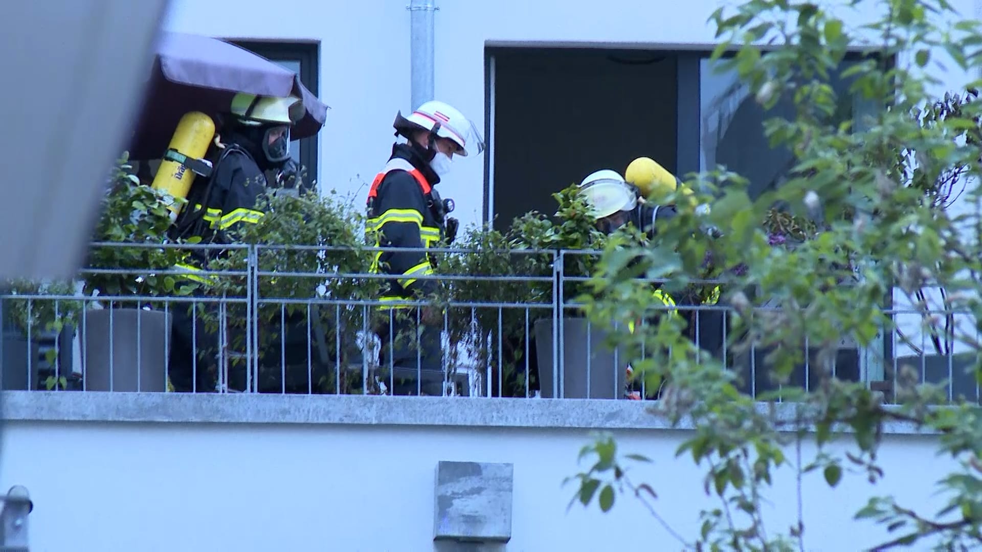 Einsatzkräfte der Feuerwehr auf dem Balkon.