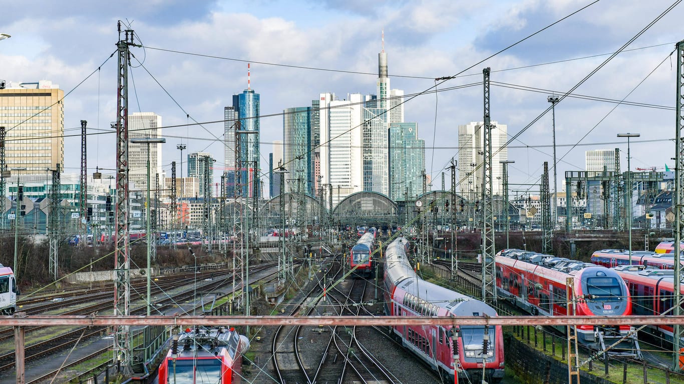 Regionalbahnen vor der Skyline und dem Hauptbahnhof (Symbolbild): Die Regionaltangente West soll den Hauptbahnhof entlasten.