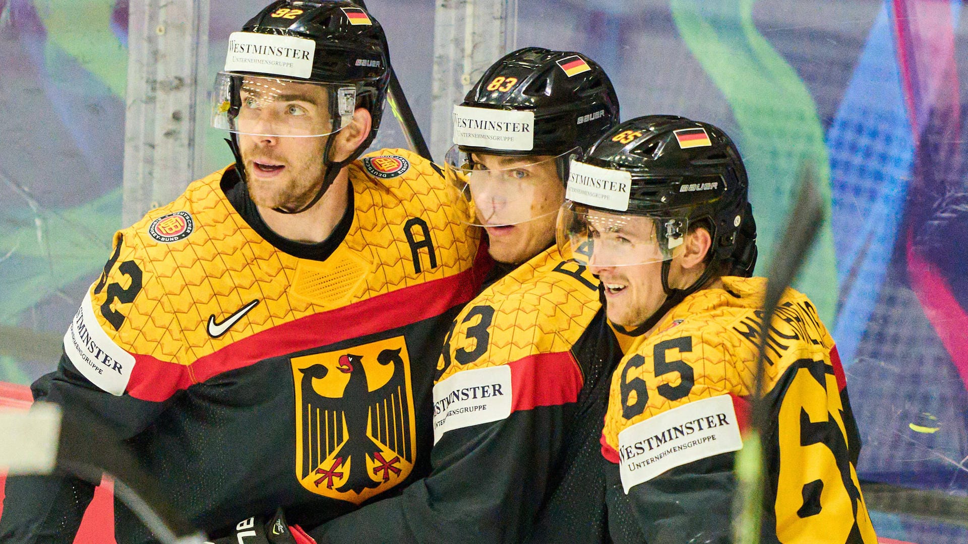 Marcel Noebels, Leonard Pföderl und Marc Michaelis (von links) feiern den Siegtreffer von Pföderl im Vorrundenspiel gegen Frankreich.