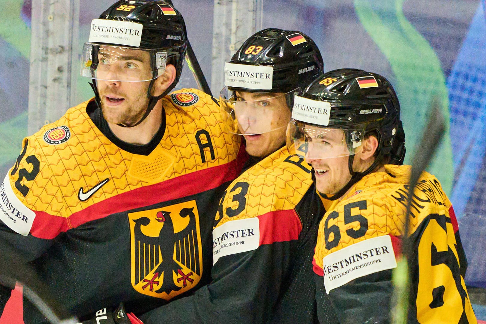 Marcel Noebels, Leonard Pföderl und Marc Michaelis (von links) feiern den Siegtreffer von Pföderl im Vorrundenspiel gegen Frankreich.