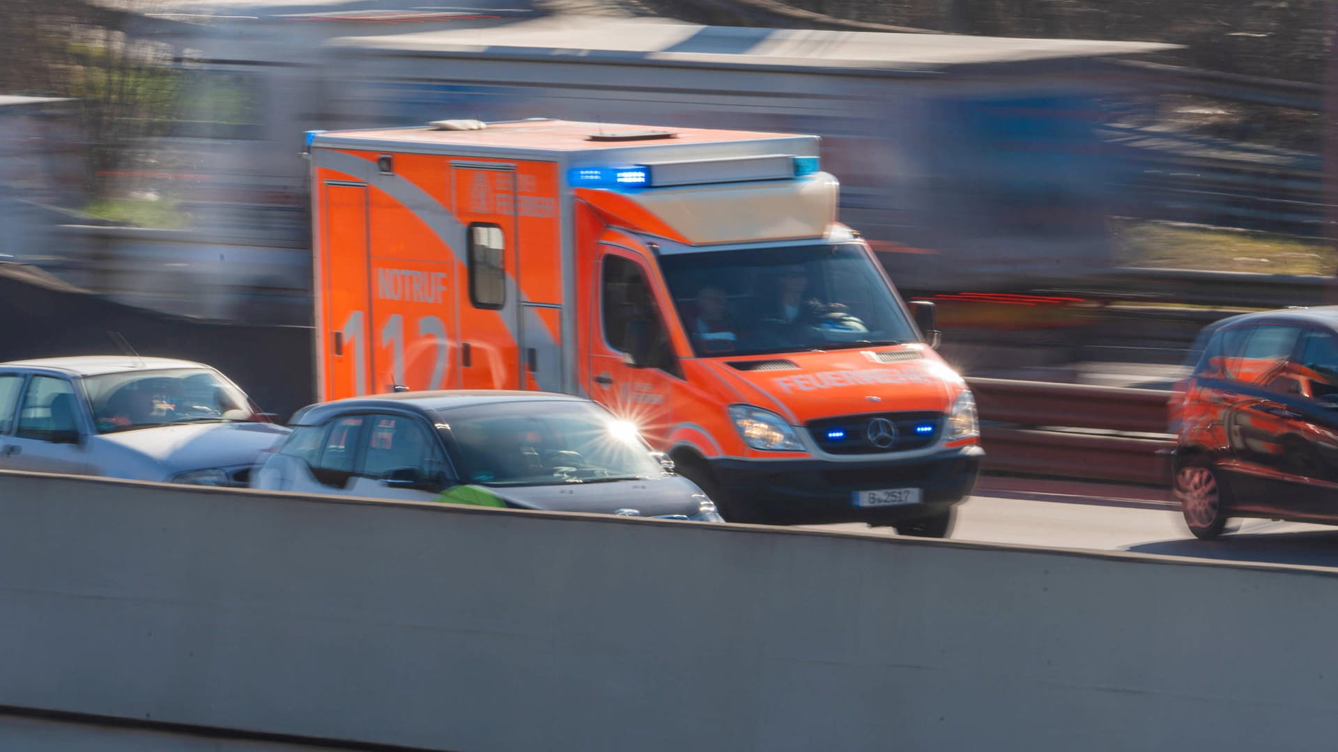 Rettungswagen im Einsatz (Symbolbild): Der schwerverletzte Poolbesitzer wurde mit Vergiftungssymptomen ins Krankenhaus gebracht. Rettungswagen im Einsatz (Symbolbild): Der schwerverletzte Poolbesitzer wurde mit Vergiftungssymptomen ins Krankenhaus gebracht.