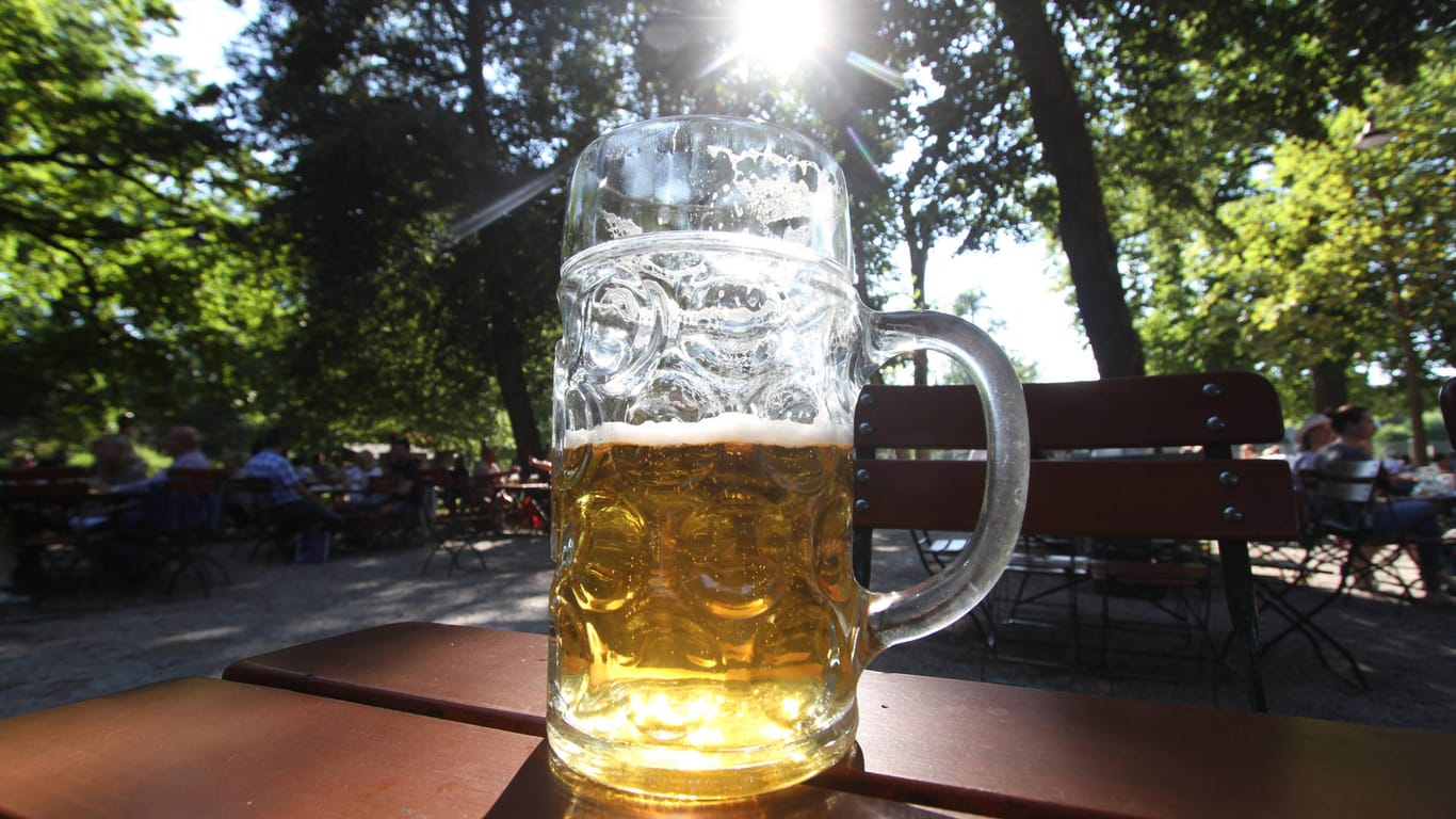 Ein Maß Bier (Archivbild): In Finnland hat ein Bierbrauer aufgrund des Nato-Beitritts seines Landes ein spezielles Bier gebraut.