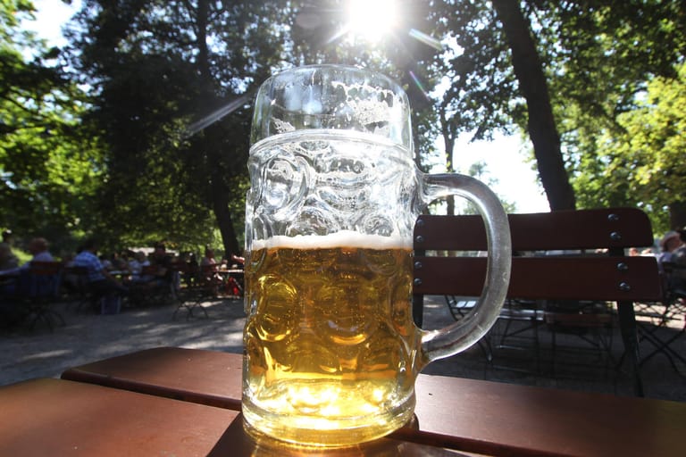 Ein Maß Bier (Archivbild): In Finnland hat ein Bierbrauer aufgrund des Nato-Beitritts seines Landes ein spezielles Bier gebraut.