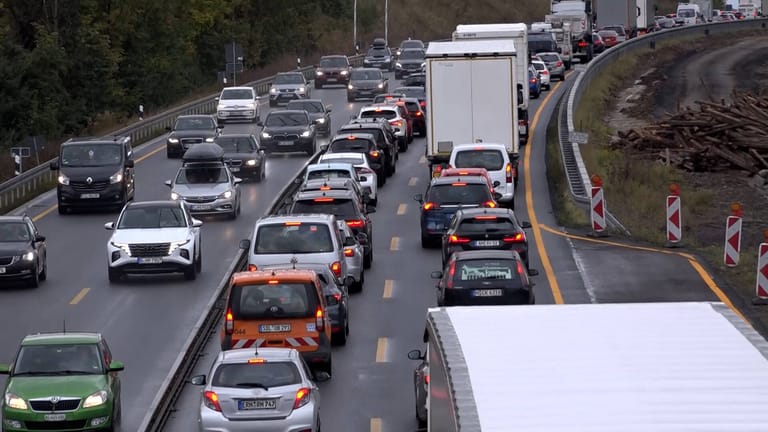 Stau auf der A7 (Symbolbild): Am Dienstag brauchen Autofahrer in Niedersachsen Geduld.