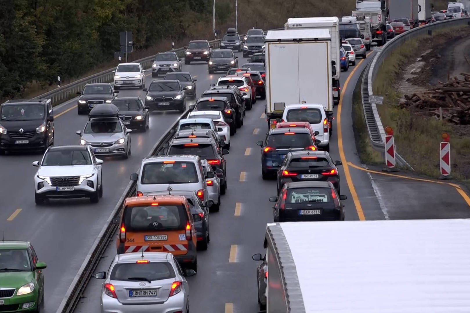 Stau auf der A7 (Symbolbild): Am Dienstag brauchen Autofahrer in Niedersachsen Geduld.