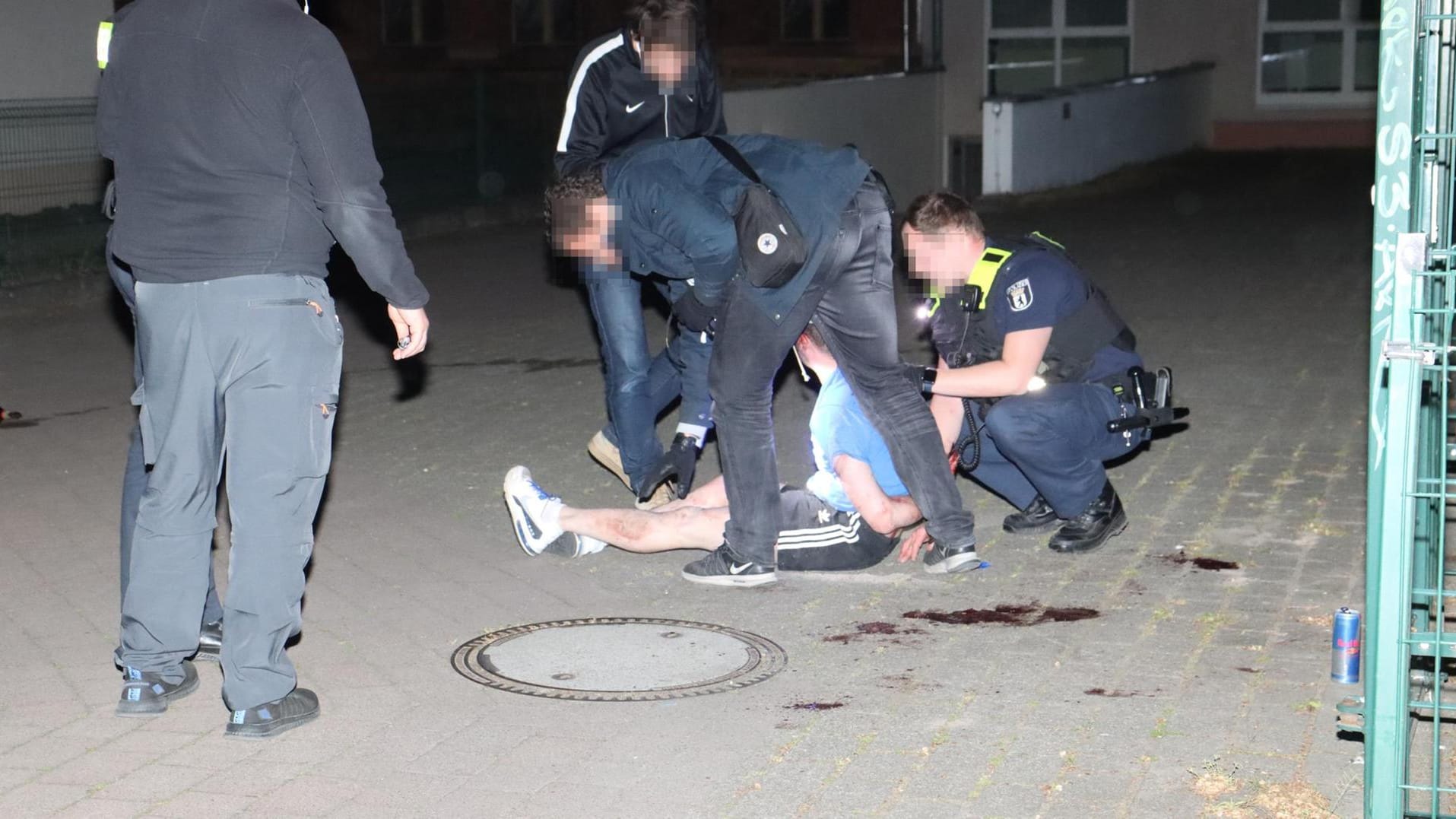 Polizisten verhaften einen Mann: Der 31-Jährige soll auf seinen Nachbarn eingestochen haben. Polizisten verhaften einen Mann: Der 31-Jährige soll auf seinen Nachbarn eingestochen haben.