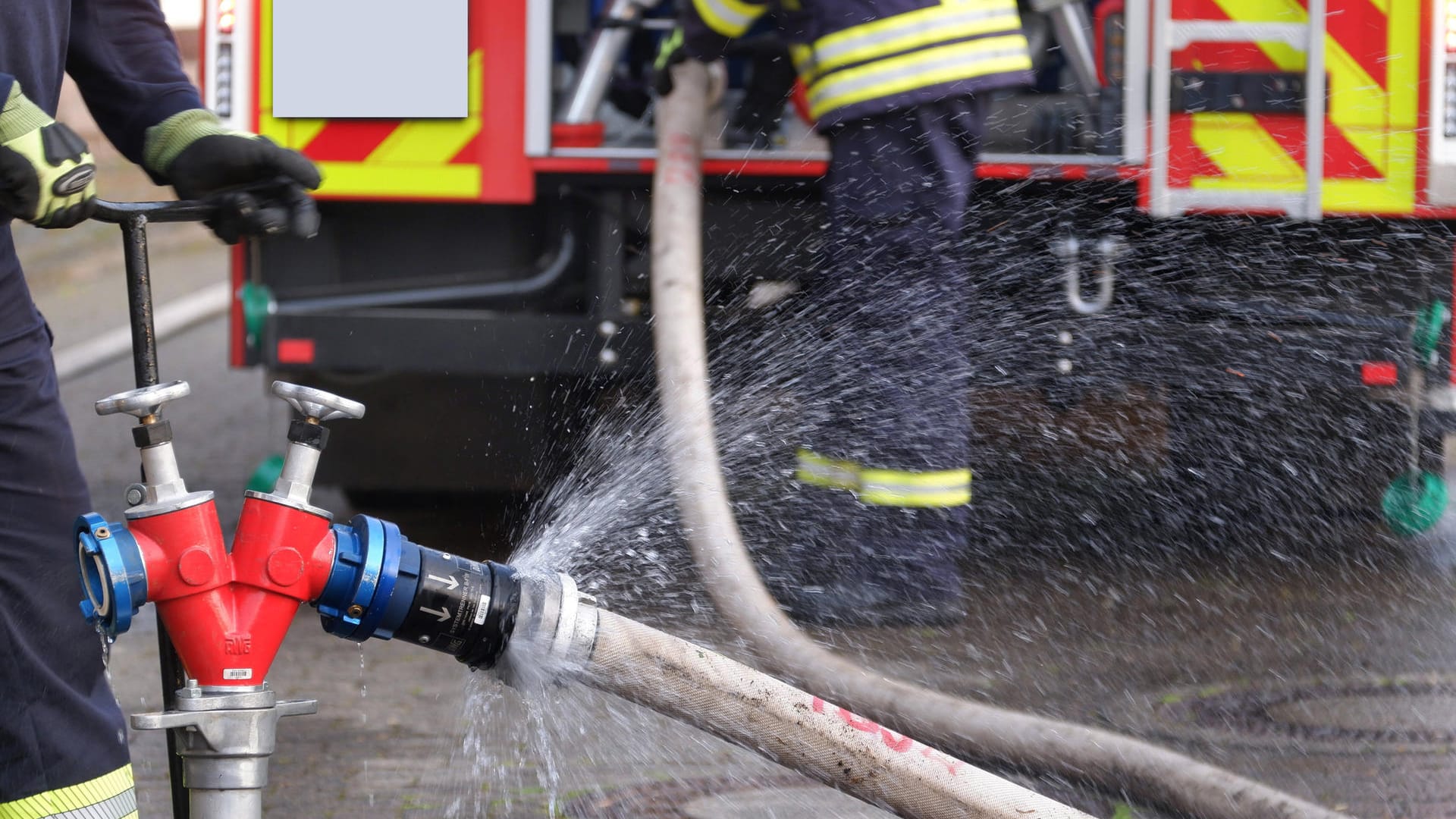 Einsatzkräfte der Feuerwehr schließen einen Schlauch an (Symbolbild): 200 Einsatzkräfte haben den Brand in Windisch-Evern unter Kontrolle gebraucht. Einsatzkräfte der Feuerwehr schließen einen Schlauch an (Symbolbild): 200 Einsatzkräfte haben den Brand in Windisch-Evern unter Kontrolle gebraucht.