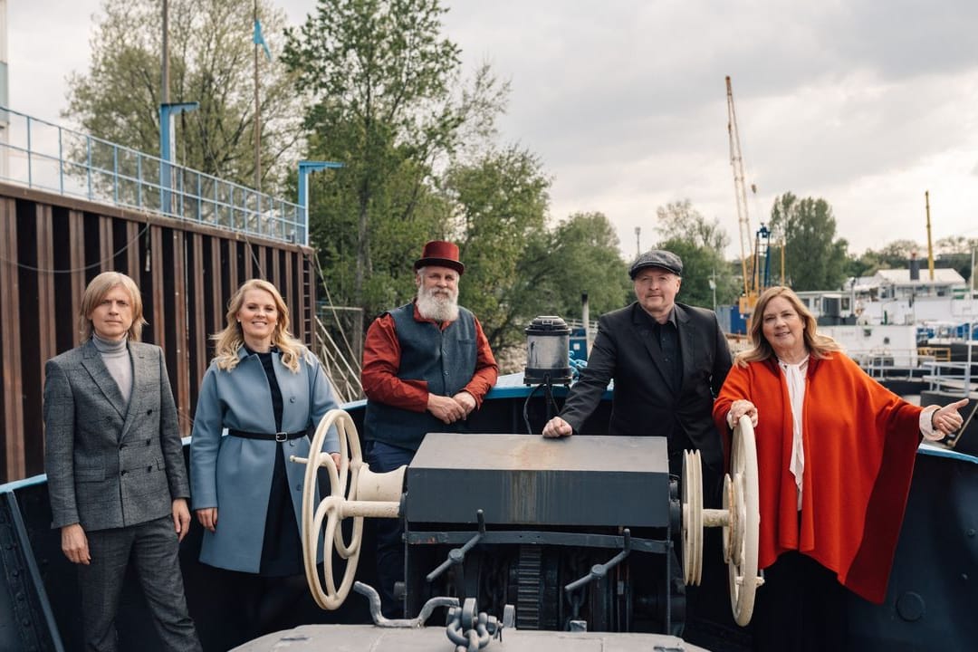 John (l-r), Patricia, Paul, Joey und Kathy Kelly auf ihrem Hausboot "Sean o'Kelley", das im Hafen von Köln lag.