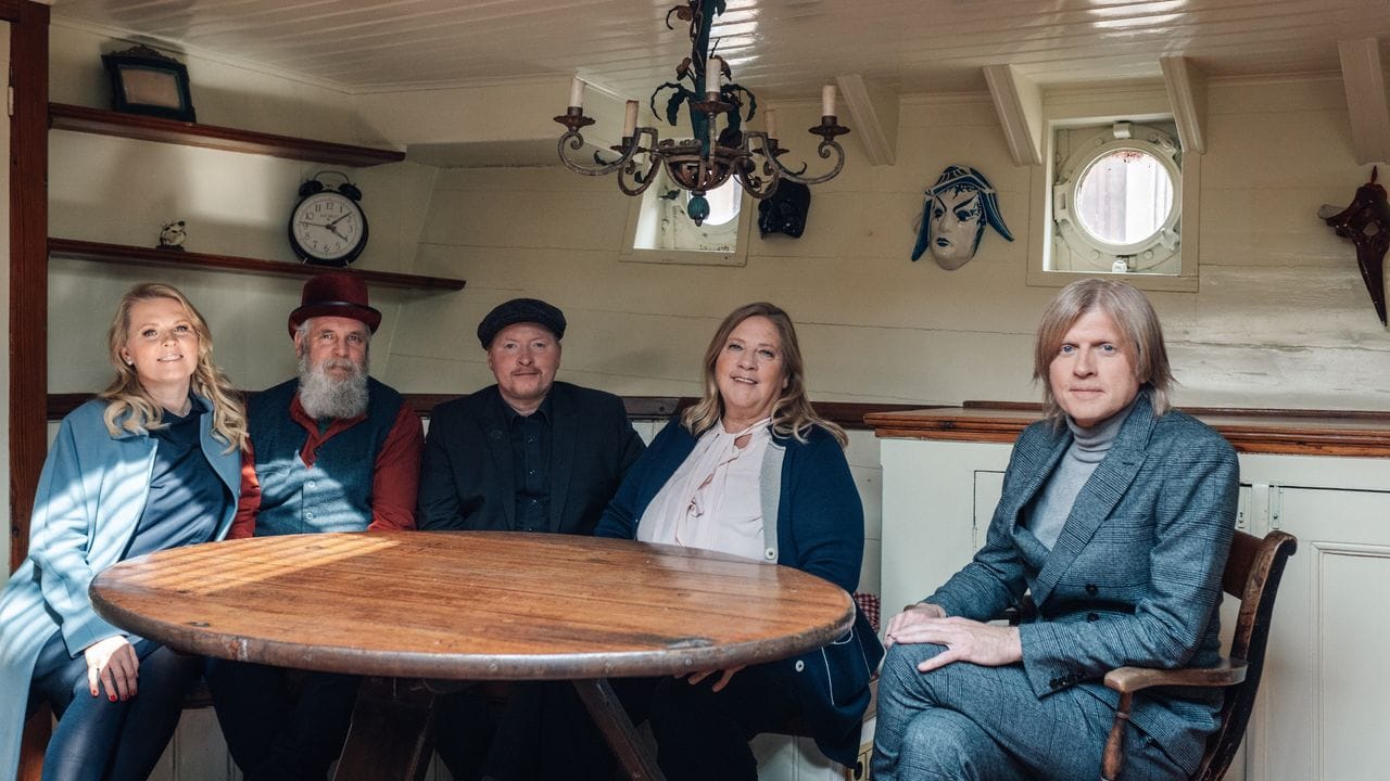 Unter Deck: Patricia (l-r), Paul, Joey, Kathy und John Kelly in ihrem alten Hausboot.