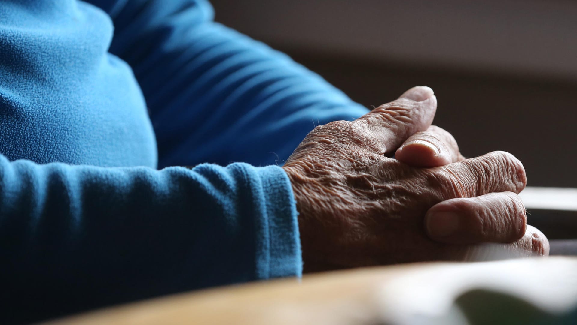 Tremor: Ältere Menschen sind häufiger von einem Tremor betroffen als jüngere. Es muss aber nicht immer eine Parkinson-Erkrankung dahinterstecken.