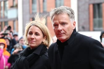 Jörg Pilawa und seine Frau Irina bei der Trauerfeier für den Schauspieler J.