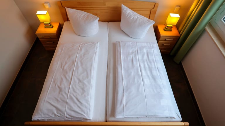 Ein Doppelzimmer in einem Hotel (Symbolbild).