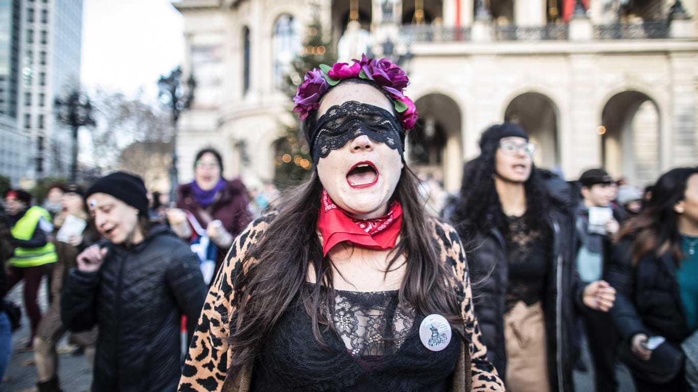 Frauen demonstrieren gegen Vergewaltigung und sexuelle Gewalt auf dem Opernplatz in Frankfurt (Archivbild): Wie dringend eine bessere Sichtbarkeit benötigt wird, weiß auch der Verein "Frauen helfen Frauen".