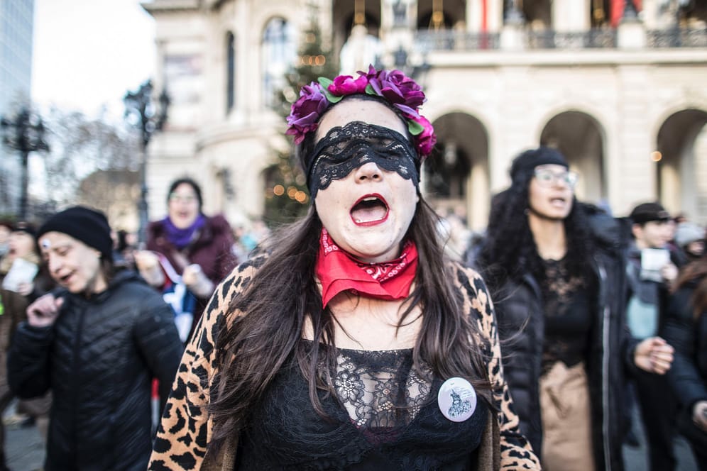 Frauen demonstrieren gegen Vergewaltigung und sexuelle Gewalt auf dem Opernplatz in Frankfurt (Archivbild): Wie dringend eine bessere Sichtbarkeit benötigt wird, weiß auch der Verein "Frauen helfen Frauen".