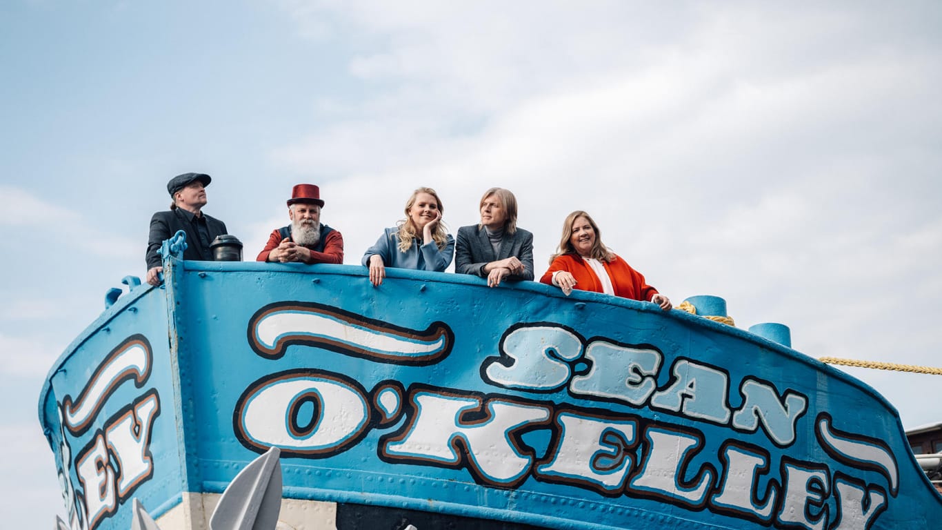 Mitglieder der Kelly Family auf dem Hausboot: Die Band geht wieder auf Tour – mit einem neuen Album.