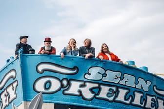Mitglieder der Kelly Family auf dem Hausboot: Die Band geht wieder auf Tour – mit einem neuen Album.