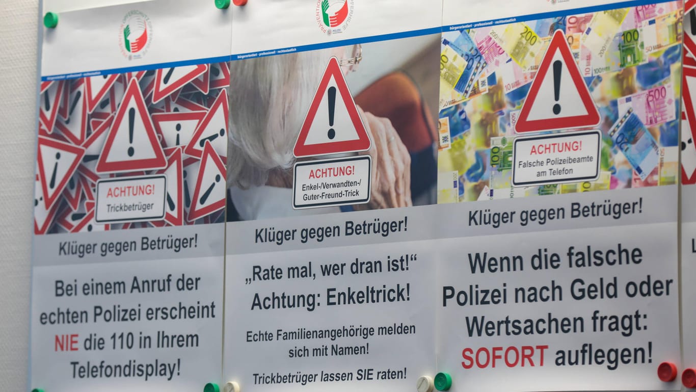 Trickbetrüger Plakat der Polizei Wuppertal (Archivbild): Die Polizei rät bei unbekannten Anrufern: Auflegen!