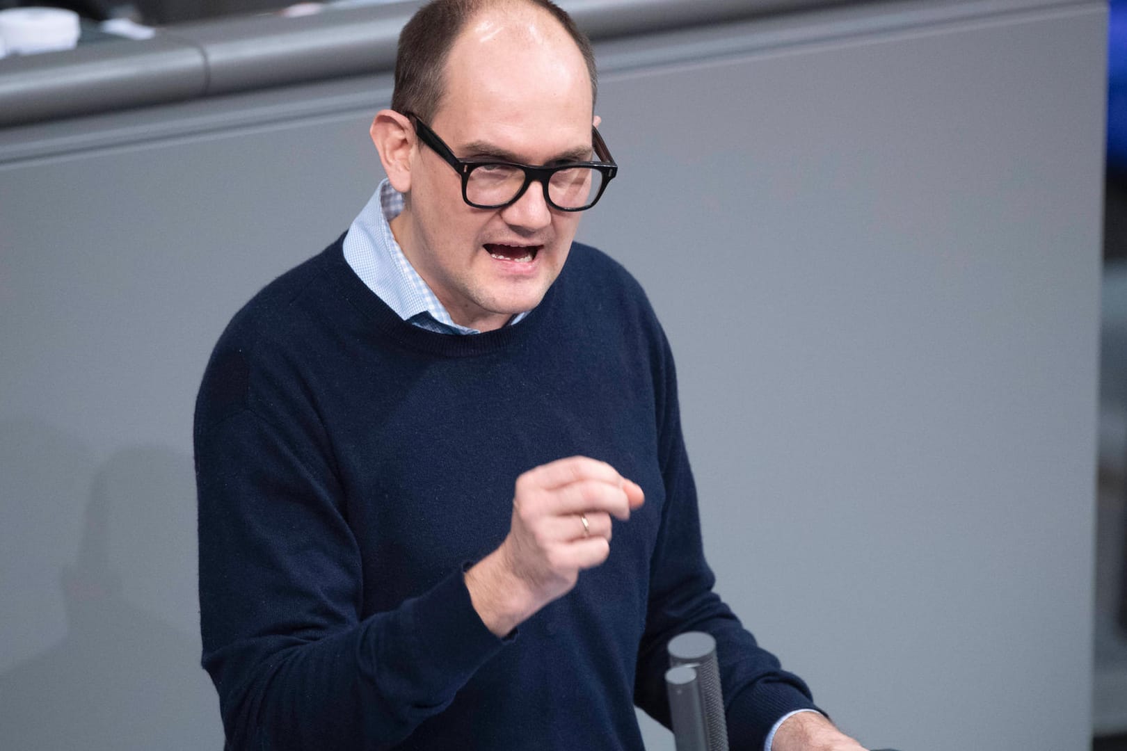 Dr. Janosch Dahmen spricht im Bundestag (Archivbild): Der Grünen-Politiker hält einen vorsichtigeren Umgang mit dem Corona-Virus für sinnvoll.