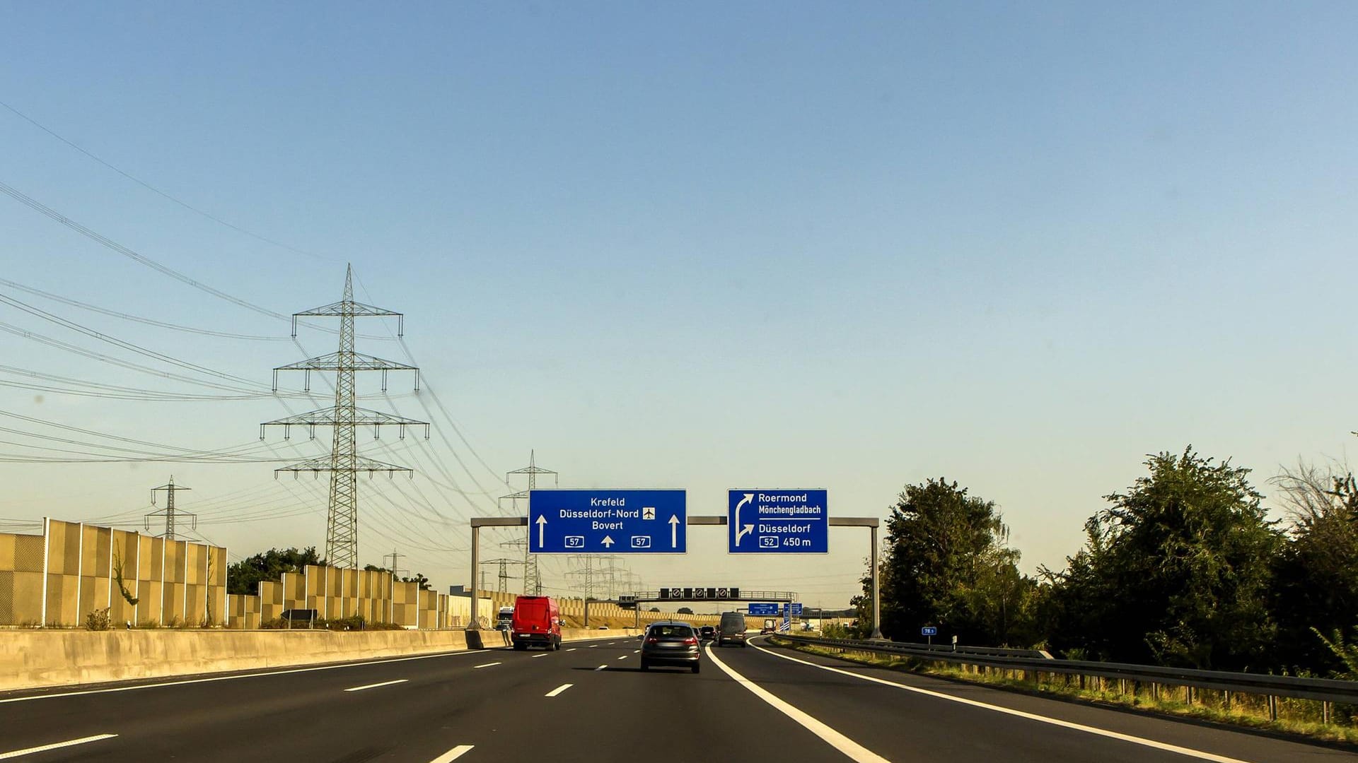 Die A57 (Archivbild): Der Mann soll desorientiert gewirkt haben. Die A57 (Archivbild): Der Mann soll desorientiert gewirkt haben.