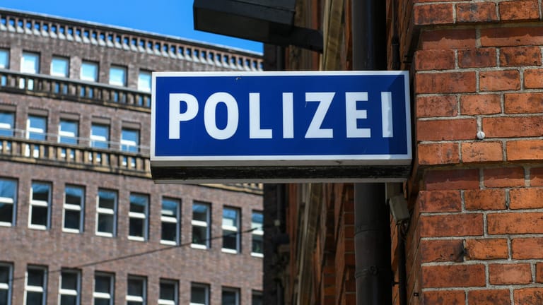 Schild einer Polizeiwache in Hamburg (Symbolbild): Die Frau erstattete Anzeige gegen die Betrüger.